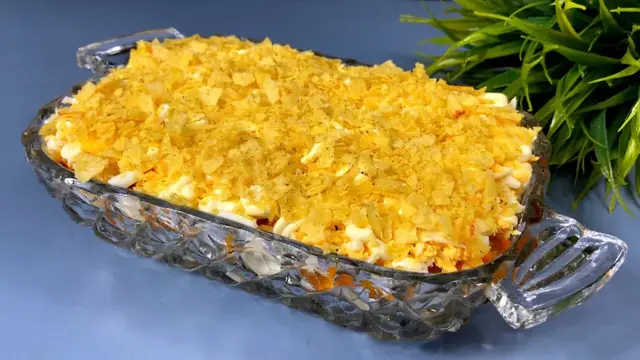 Праздничный салат с куриной печенью и фасолью