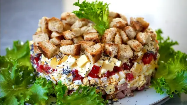 Новогодний салат с копчёной курицей и помидорами