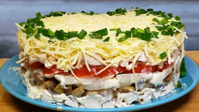 Питательный салат с курицей и грибами