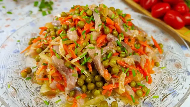 Новогодний салат с селёдкой и зелёным горошком