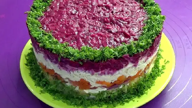 Слоёный салат из свеклой и курицей  