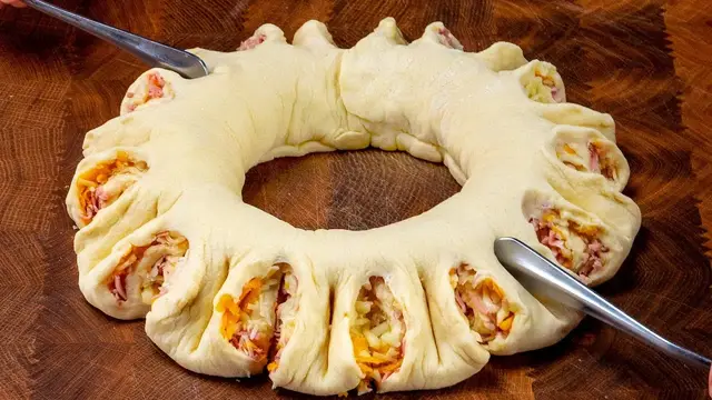Слоеная закуска с сыром и ветчиной