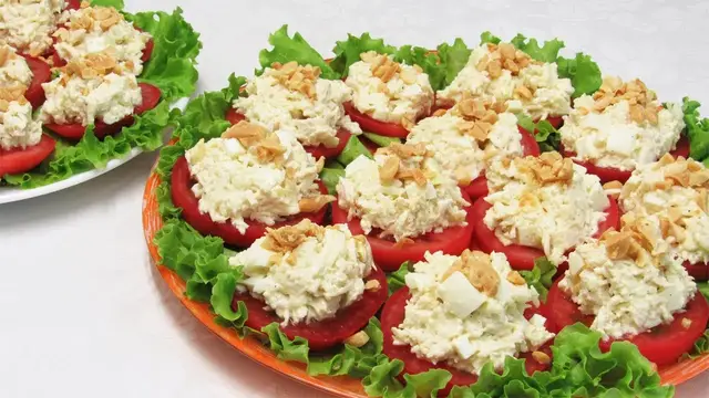 Простая и быстрая закуска с помидорами и курицей