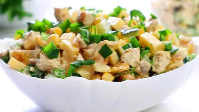 Свеженький салат с курицей