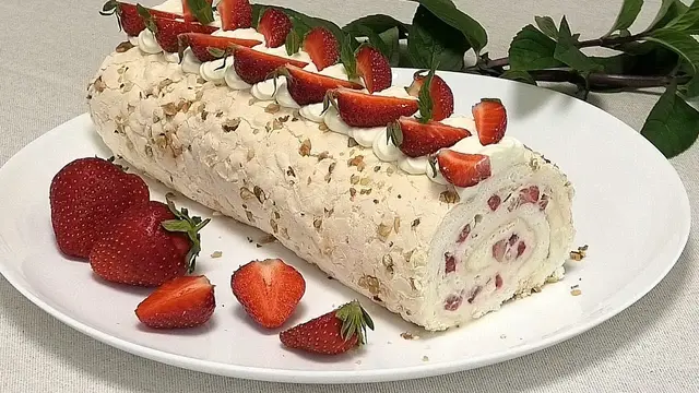 Меренговый рулет с клубникой и сливками