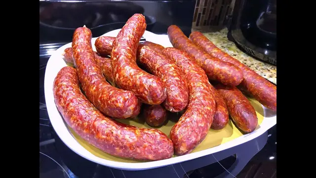 Домашняя колбаса из свинины и говядины