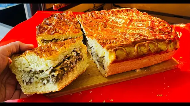Дрожжевой пирог с мясным фаршем, луком и грибами