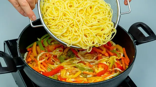 Овощная паста с курицей в соевом соусе