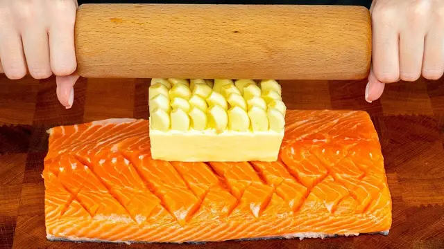 Лосось в сливочно-грибном соусе с томатами и шпинатом