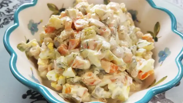 Праздничный салат с морковью, фасолью и маринованными огурцами 