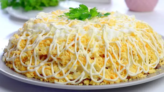 Слоёный салат из куриной печени