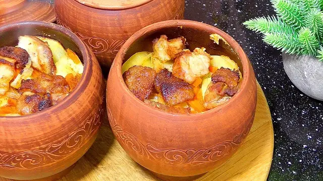 Жаркое с салом в горшочках