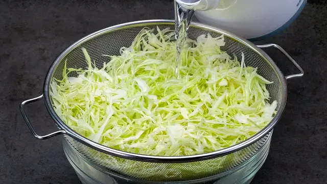 Необычный салат с капустой и тунцом на новогодний стол