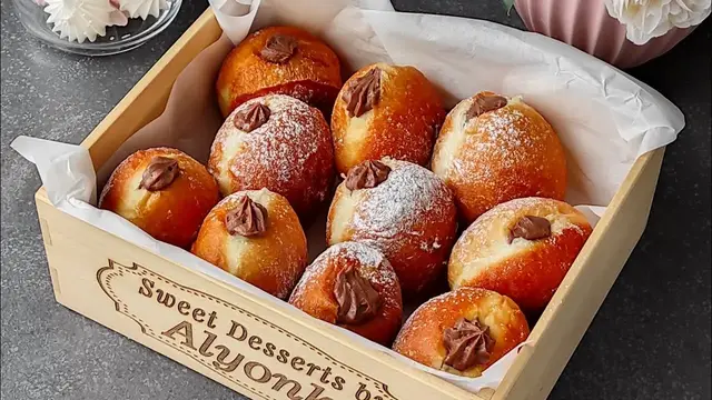 Нежные сдобные пончики с шоколадным заварным кремом