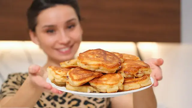 Быстрые пышные оладушки с яблоками