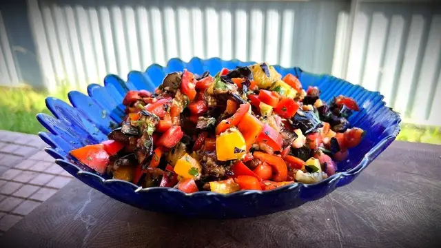 Лучший летний салат с жареными хрустящими баклажанами
