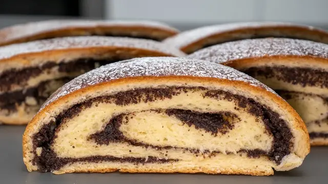 Сочный рулет с маковой начинкой