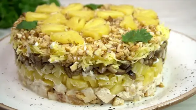 Салат с ананасами на праздничный стол 