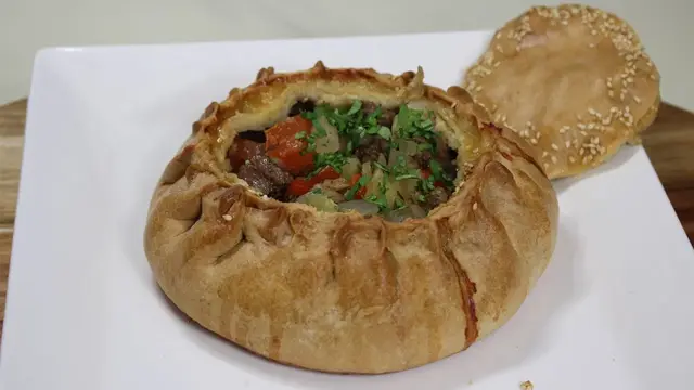 Сочное жаркое в горшочке