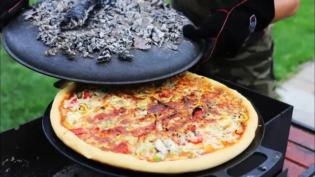 Вкусная пицца на огне