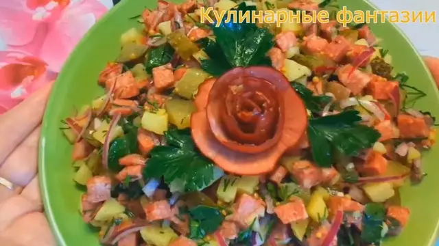 Салат с жареной колбасой
