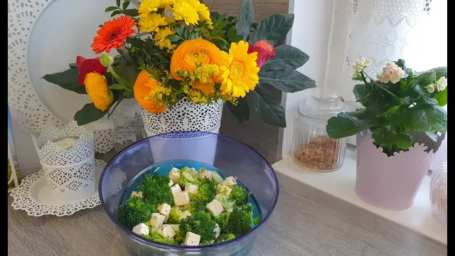 Вкусный сытный и быстрый салат с брокколи и брынзой