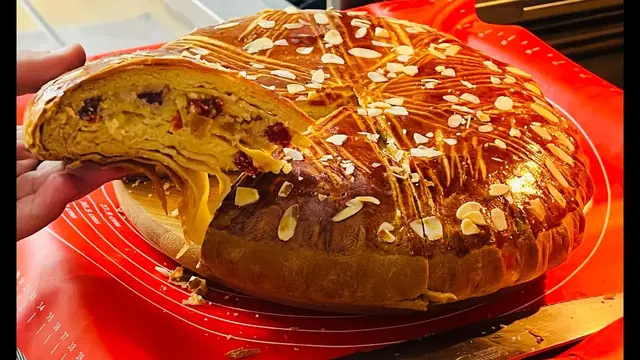 Сдобный пирог с сухофруктами и орехами