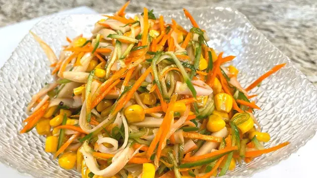 Сочный салат с крабовыми палочками