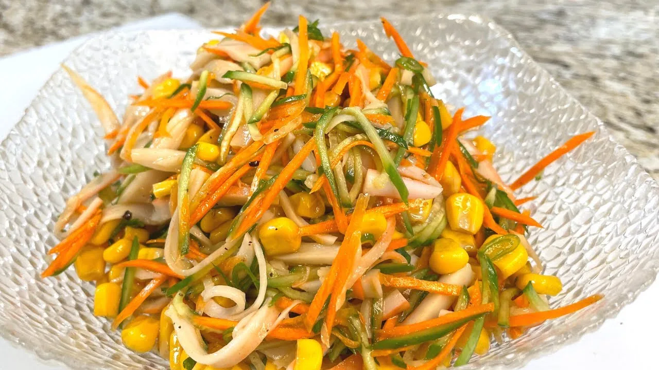 Сочный салат с крабовыми палочками