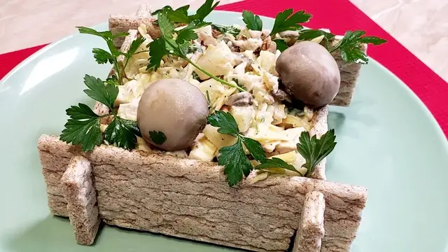 Салат с курицей и ананасами на новогодний стол 