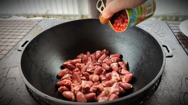 Куриные сердечки с фасолью в казане