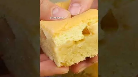 Потрясающе вкусный влажный яблочный пирог