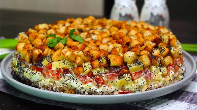 Праздничный салат с копченой курицей и сыром