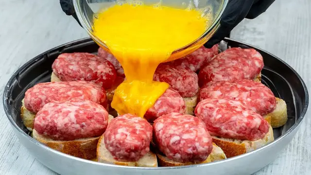 Гренки с фаршем и яйцами на сковороде с овощным салатом