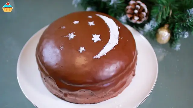Шоколадный торт с черной смородиной