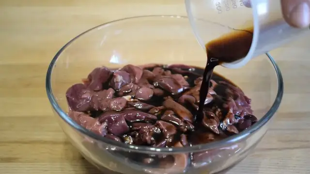 Необычный салат с куриной печенью