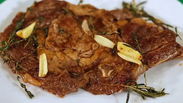 Очень вкусный стейк на сковороде