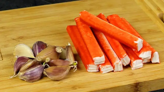Оригинальный салат с крабовыми палочками и апельсинами