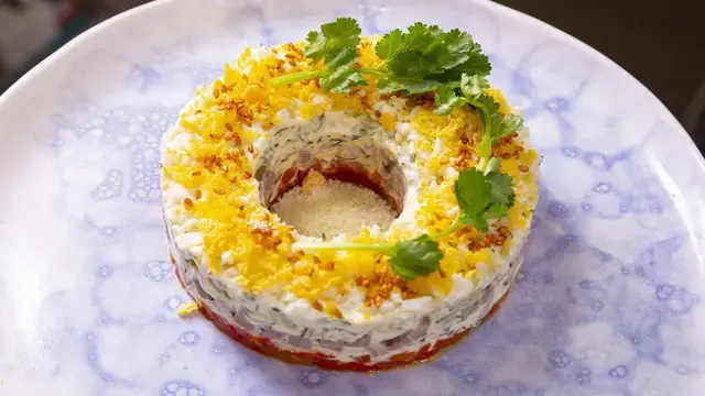 Нежный слоёный салат с языком