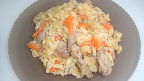 Плов из макарон и салат из баклажан
