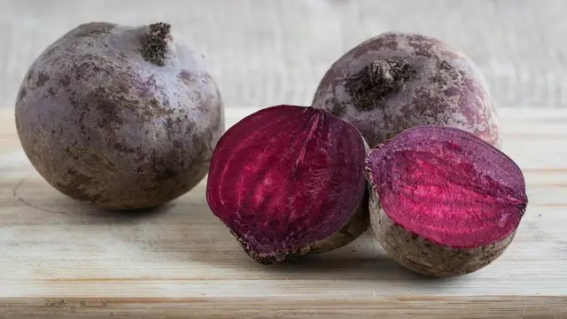 Салат из варёной свёклы с черносливом и орехами и Салат из свёклы с курицей, орехами и чесноком