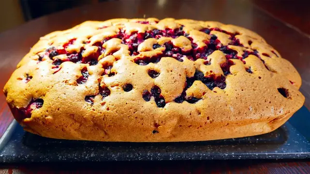 Масляный ягодный пирог с черной смородиной