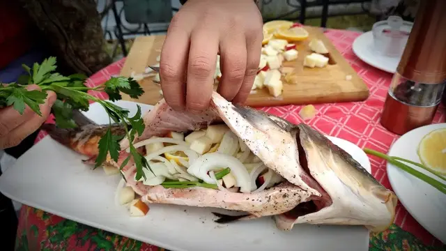 Целый карп запеченный с яблоками на мангале