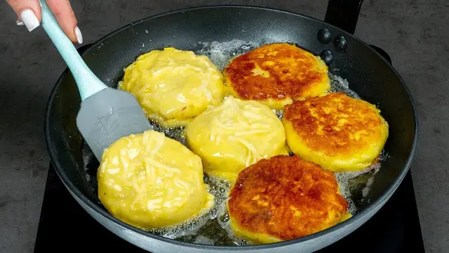 Румяные оладьи на сковороде