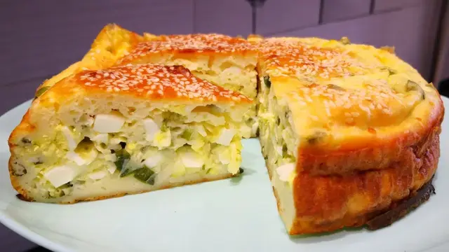 Заливной пирог с зеленым луком и яйцом
