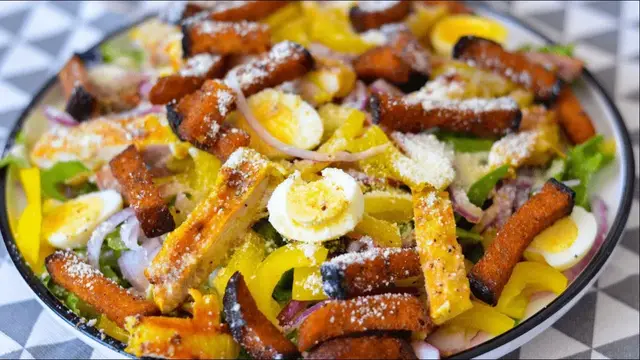 Популярный салат из сухариками и куриной грудкой