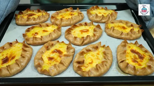 Пирожки из пресного ржаного теста с начинкой из картофельного пюре