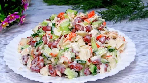 Праздничный салат с огурцами, фасолью и крабовыми палочками  