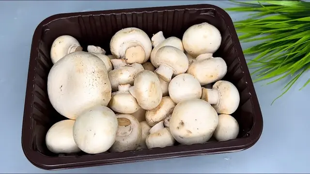 Изумительно вкусный салат с брокколи и грибами