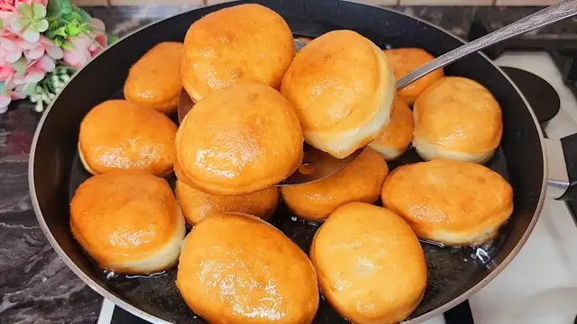 Вкусные жареные пончики